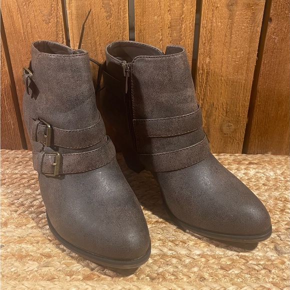 NWOB Forever Short Zip Up Brown/Black Boots Sz 8 - Picture 2 of 9